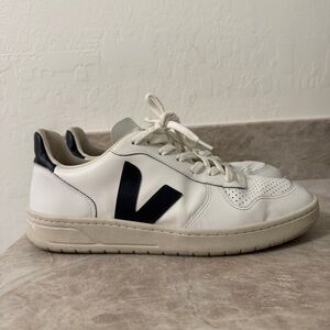 Men’s VEJA V-10 LEATHER WHITE BLACK Size 10.5
